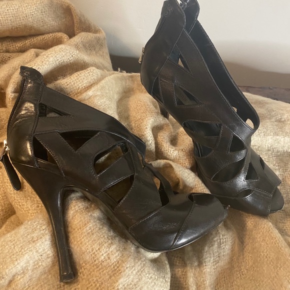 GUESS Dipped Ankle Heels - Picture 7 of 8